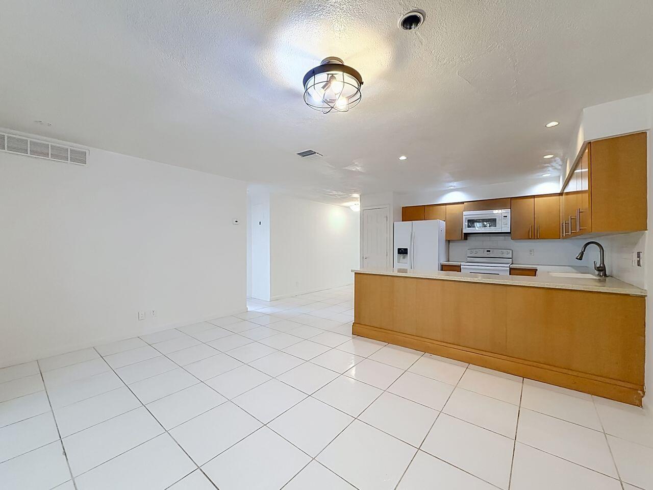 Ver detalles E-W / 0 3222 sq. ft. $ 2026-08-19 0 foto