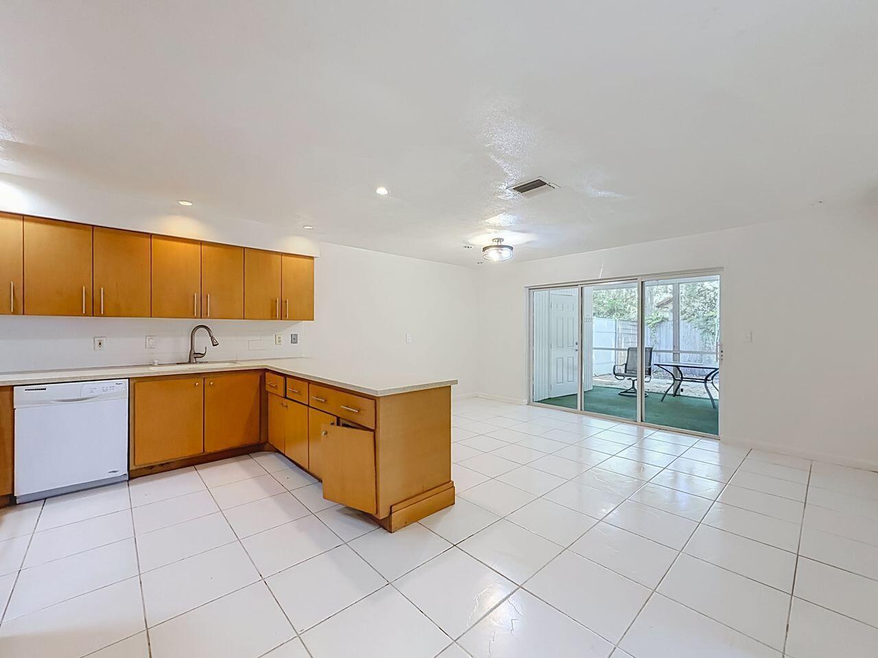 Ver detalles E-W / 0 3222 sq. ft. $ 2026-08-19 0 foto