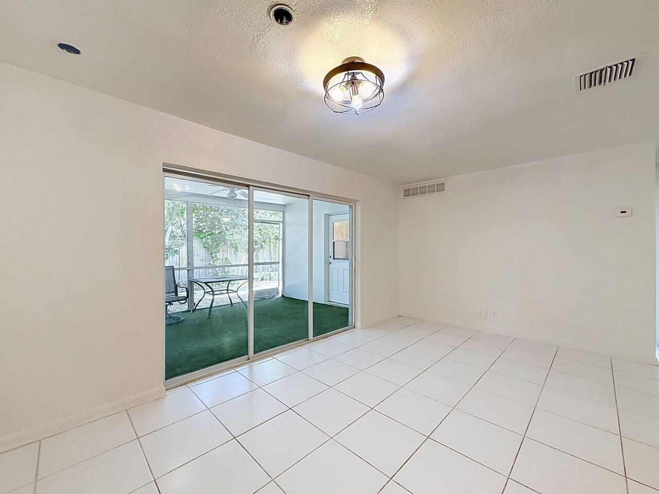 Ver detalles E-W / 0 3222 sq. ft. $ 2026-08-19 0 foto