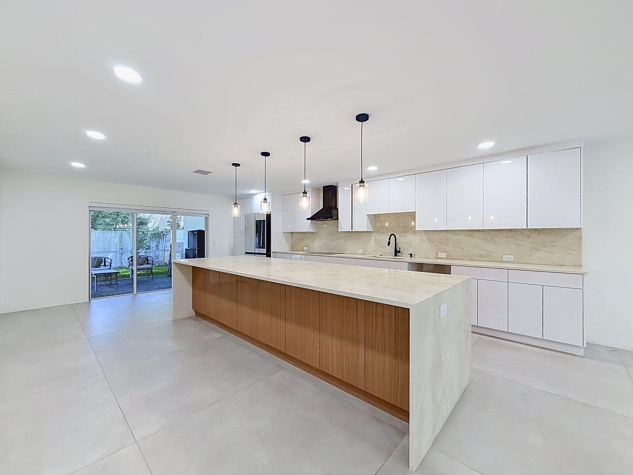 Ver detalles E-W / 0 3222 sq. ft. $ 2026-08-19 0 foto