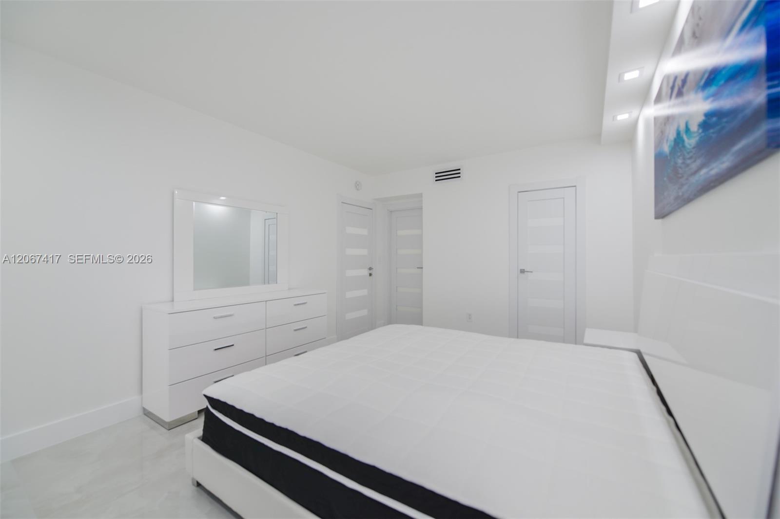 See details 20K 1 / 2 870 sq. ft. $ 2026-08-07 0 Photo