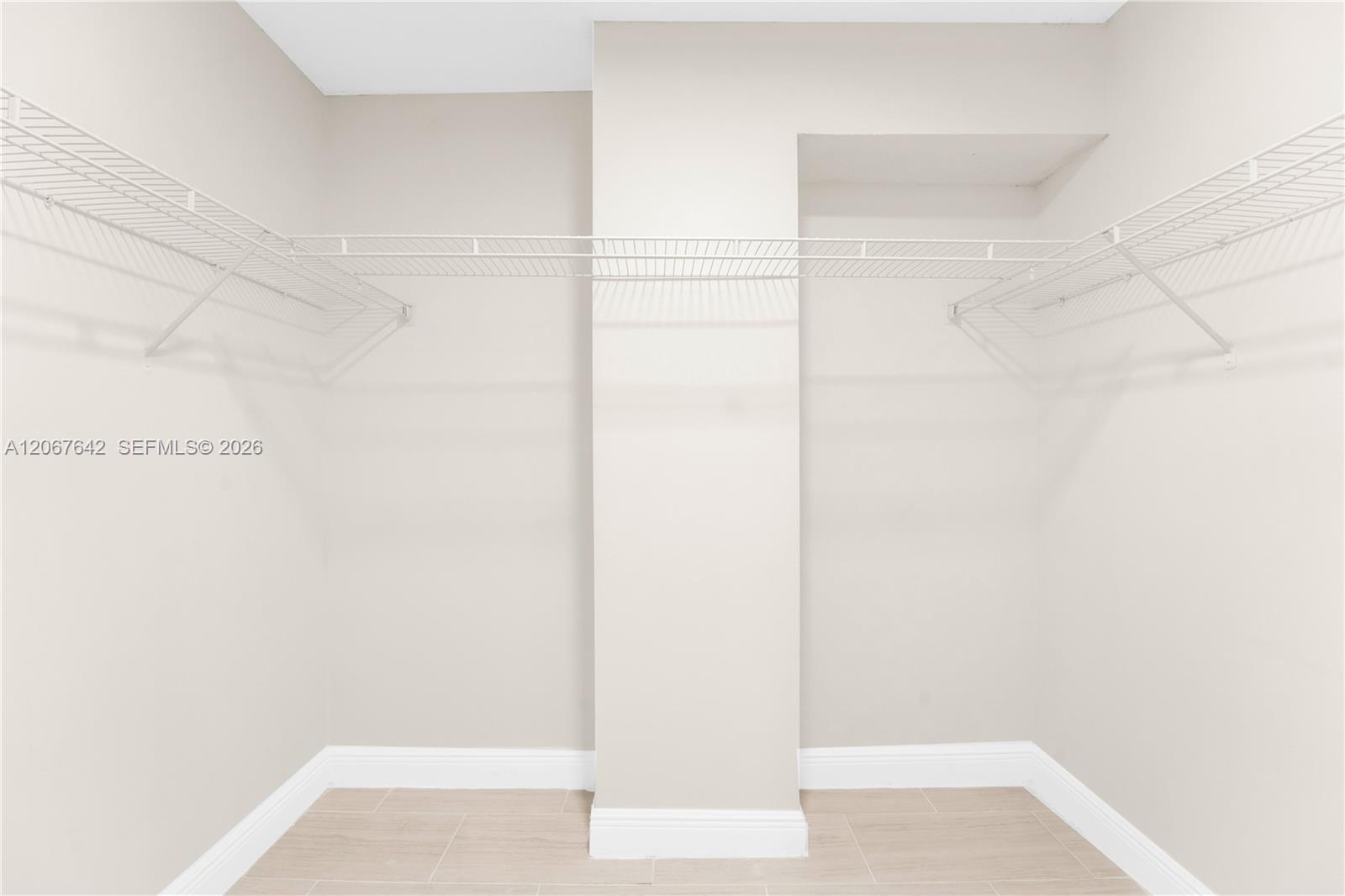 Ver detalles 1519 3 / 3 1775 sq. ft. $ 2026-08-07 0 foto