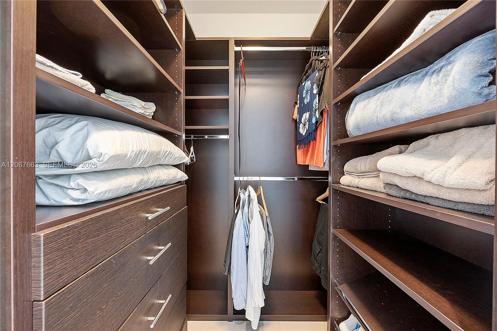 Ver detalles 902 3 / 4 1974 sq. ft. $ 2026-08-07 0 foto