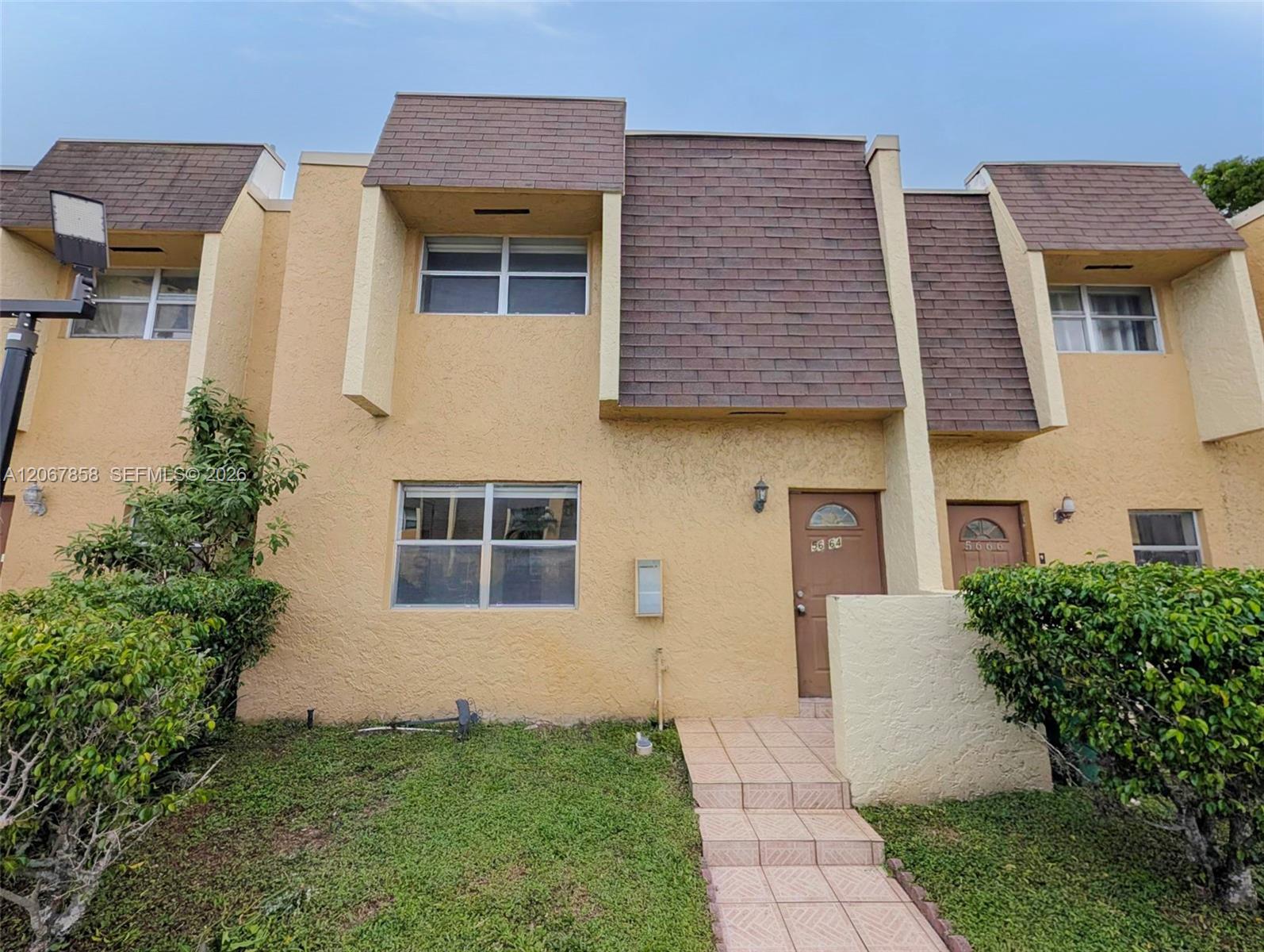 15 3 / 3 1298 sq. ft. $ 2026-08-08 0 foto