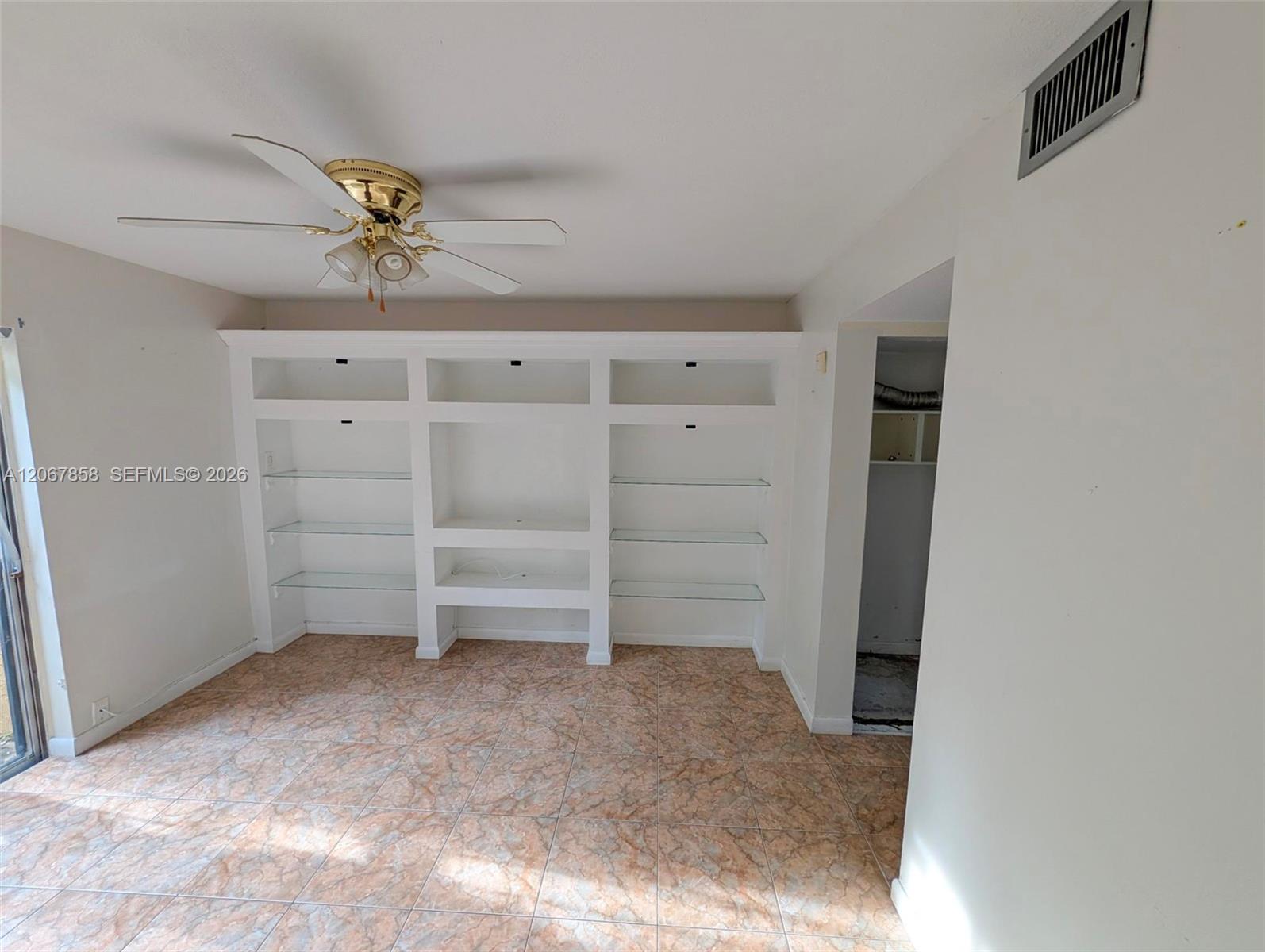 15 3 / 3 1298 sq. ft. $ 2026-08-08 0 foto