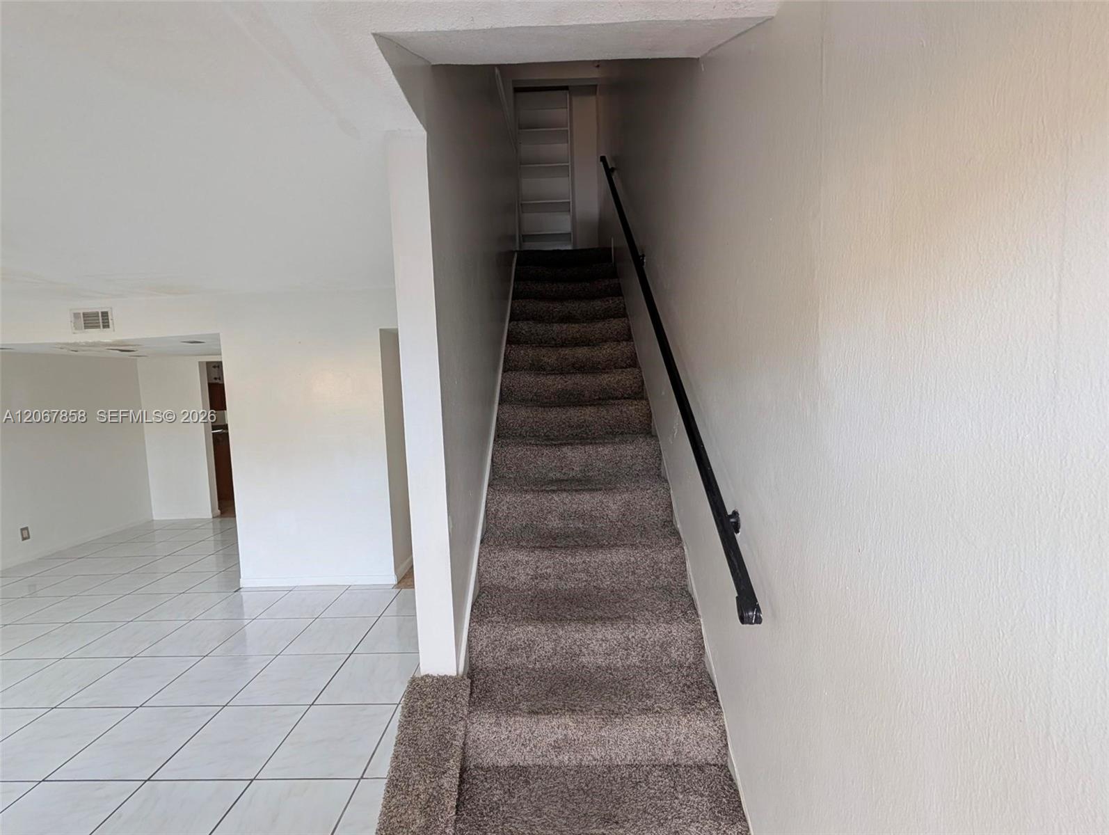 15 3 / 3 1298 sq. ft. $ 2026-08-08 0 foto