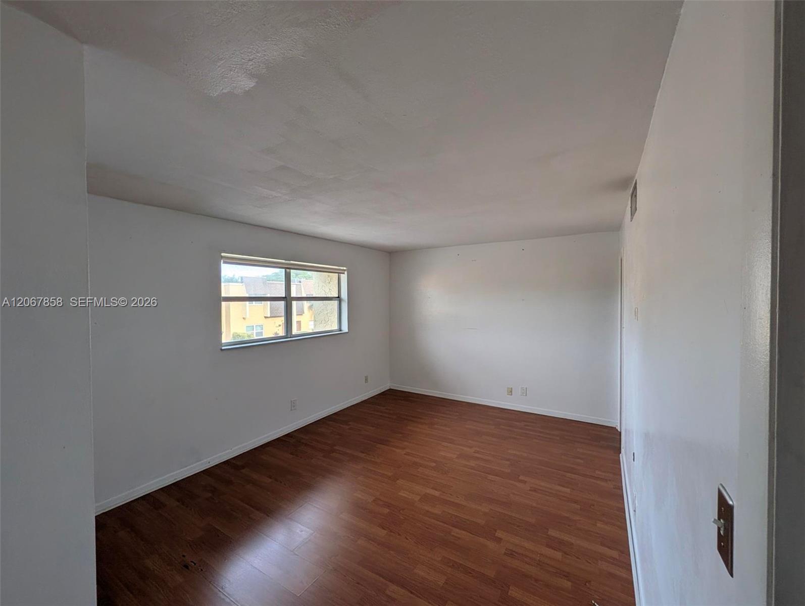 15 3 / 3 1298 sq. ft. $ 2026-08-08 0 foto