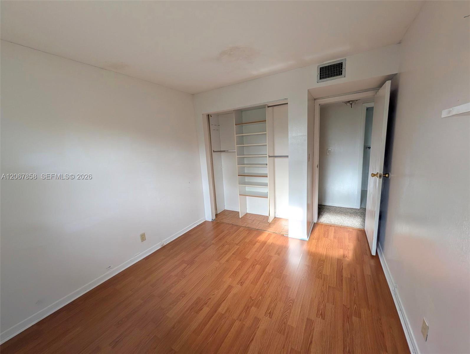 15 3 / 3 1298 sq. ft. $ 2026-08-08 0 foto