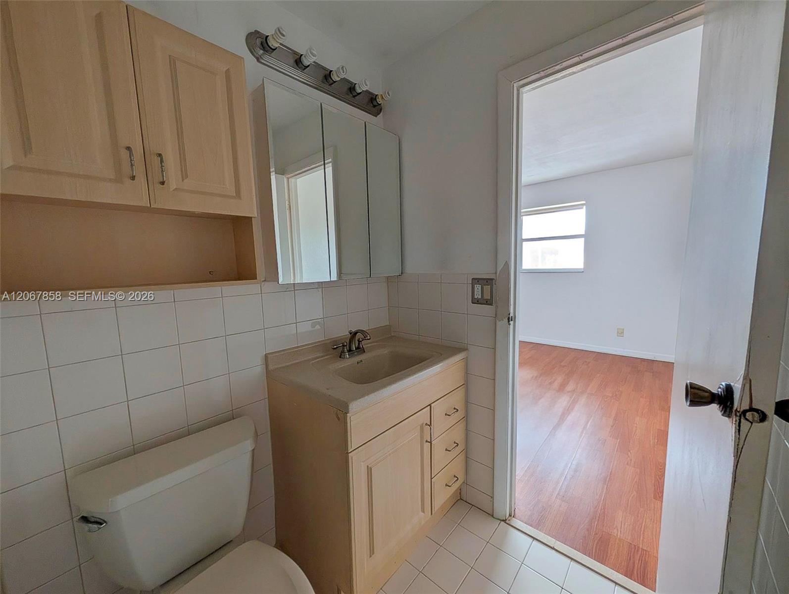 15 3 / 3 1298 sq. ft. $ 2026-08-08 0 foto