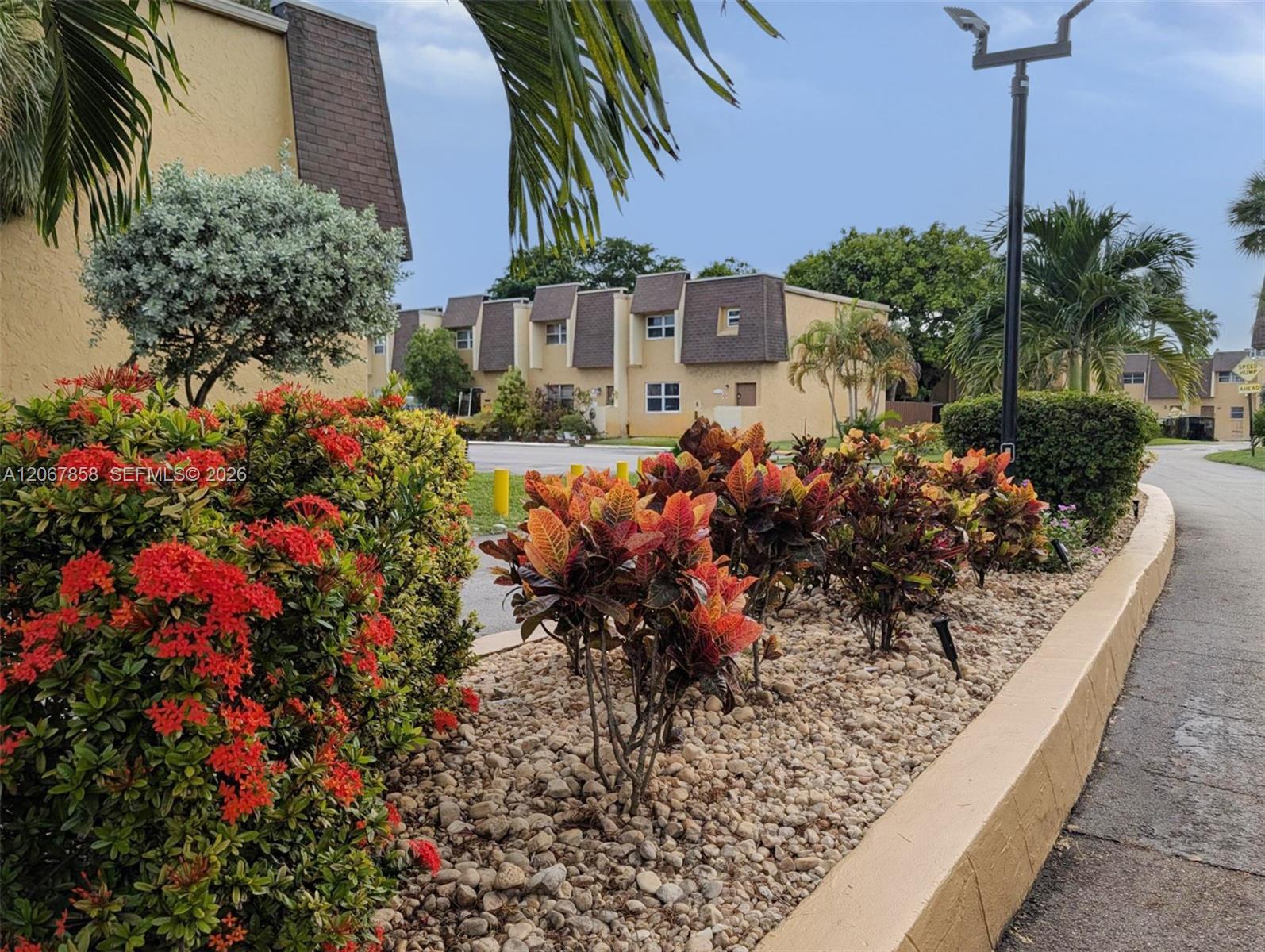 15 3 / 3 1298 sq. ft. $ 2026-08-08 0 foto
