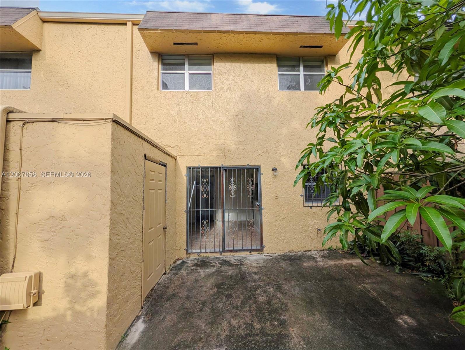 15 3 / 3 1298 sq. ft. $ 2026-08-08 0 foto