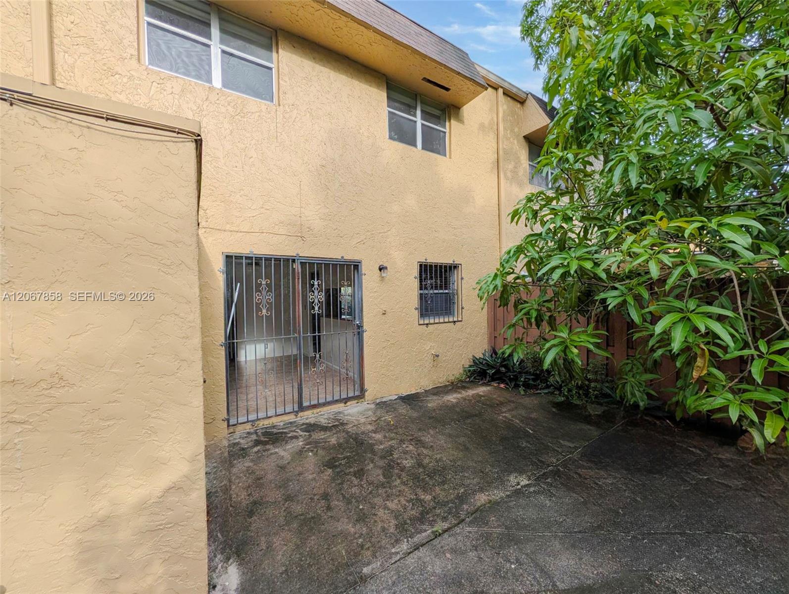 15 3 / 3 1298 sq. ft. $ 2026-08-08 0 foto