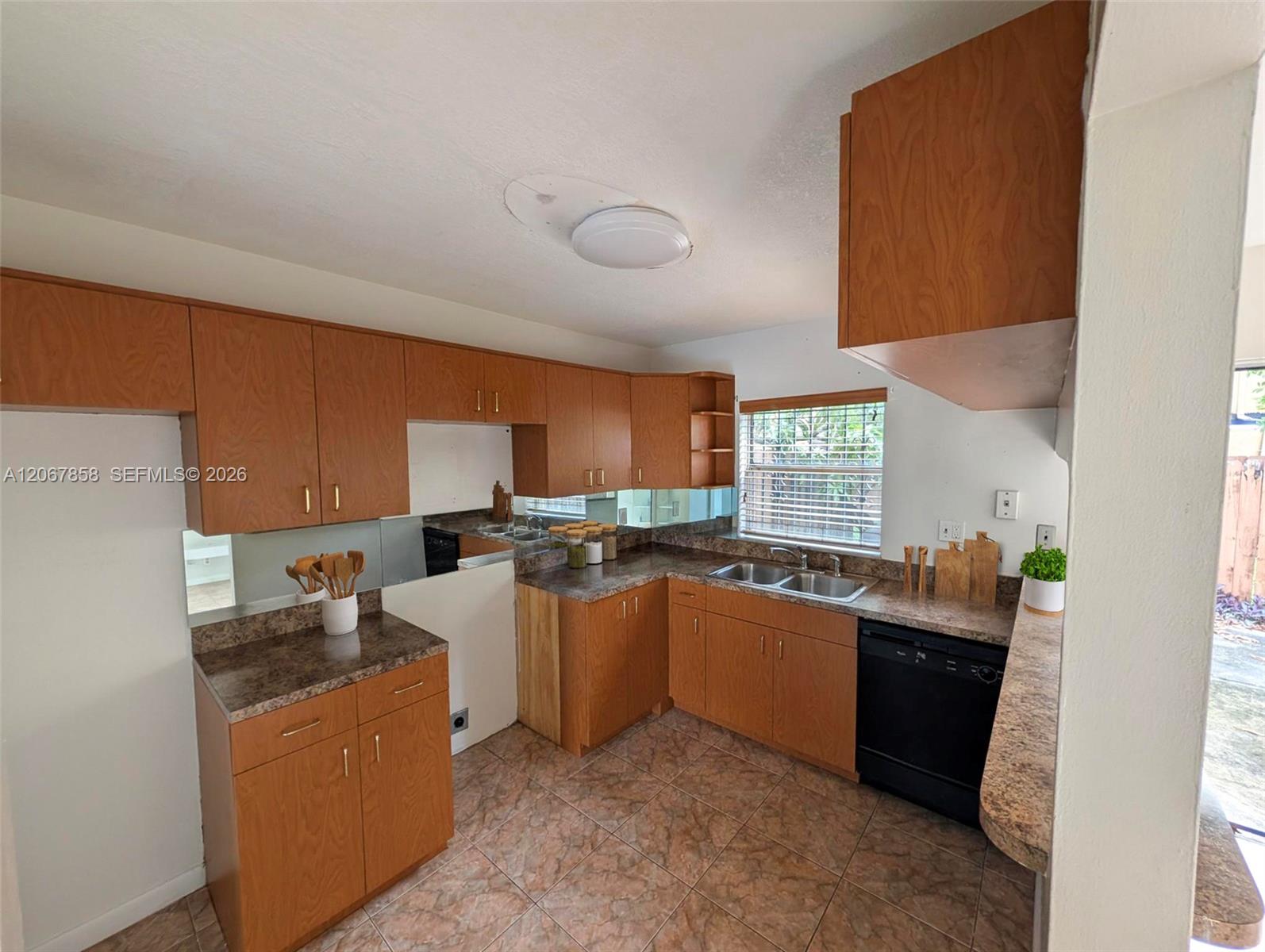 15 3 / 3 1298 sq. ft. $ 2026-08-08 0 foto