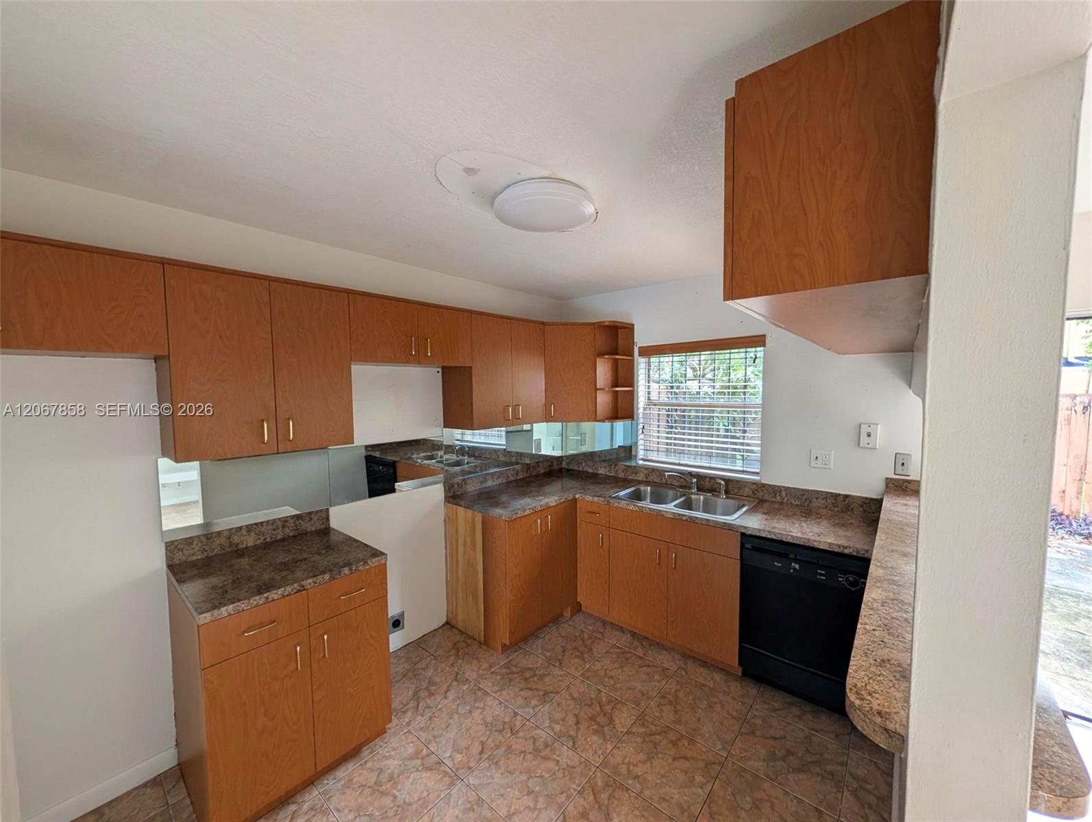 15 3 / 3 1298 sq. ft. $ 2026-08-08 0 foto