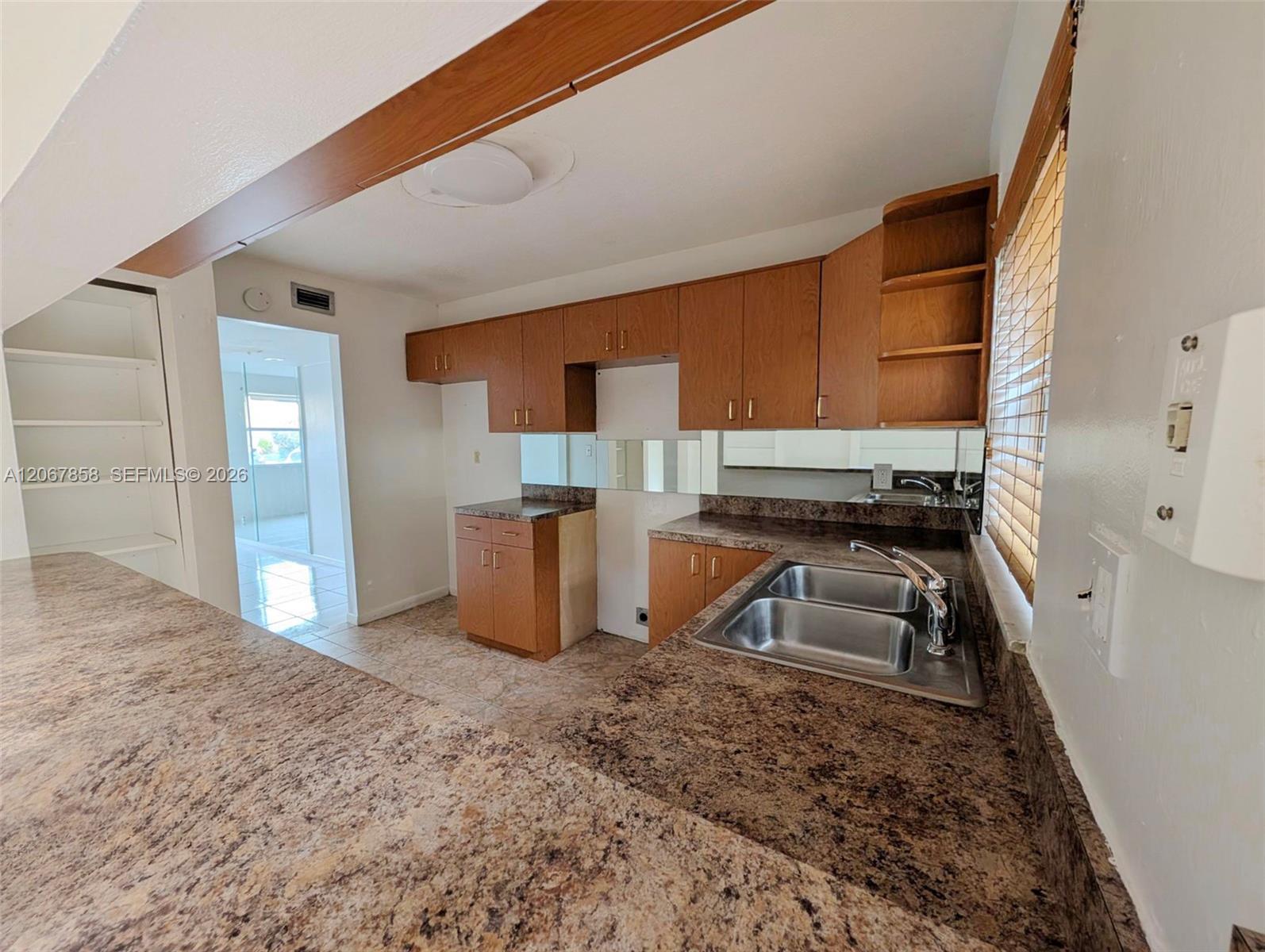 15 3 / 3 1298 sq. ft. $ 2026-08-08 0 foto