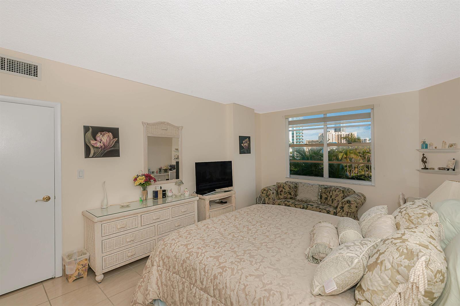 See details 3P 2 / 2 1380 sq. ft. $ 2026-08-18 0 Photo
