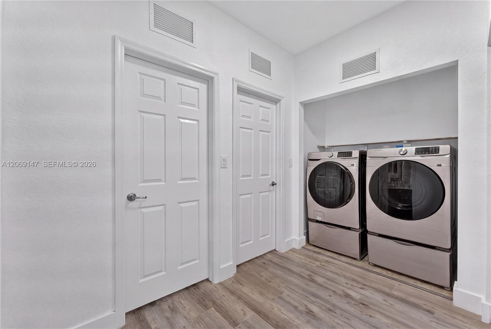23280 3 / 3 1535 sq. ft. $ 2026-08-11 0 Photo