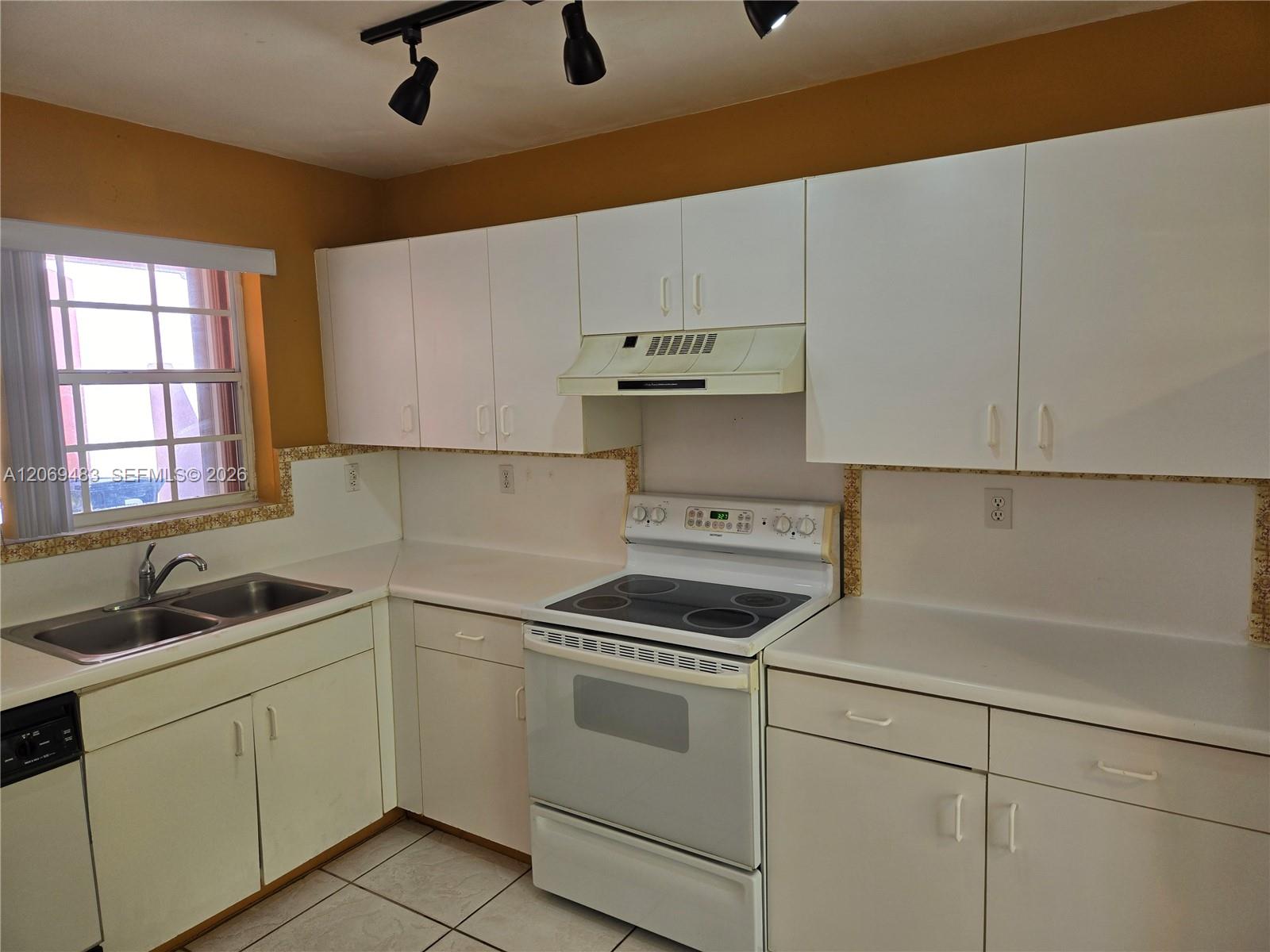 Ver detalles 15416 3 / 2 1392 sq. ft. $ 2026-08-12 0 foto