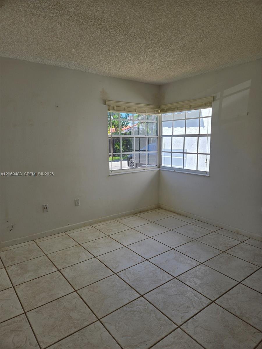 Ver detalles 15416 3 / 2 1392 sq. ft. $ 2026-08-12 0 foto
