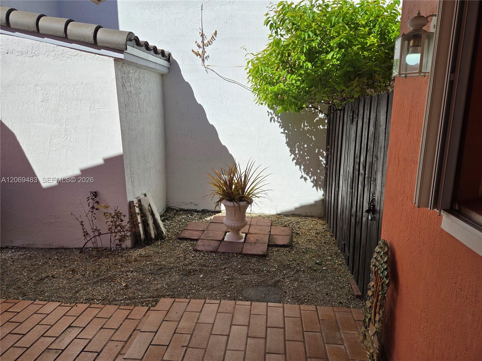 Ver detalles 15416 3 / 2 1392 sq. ft. $ 2026-08-12 0 foto