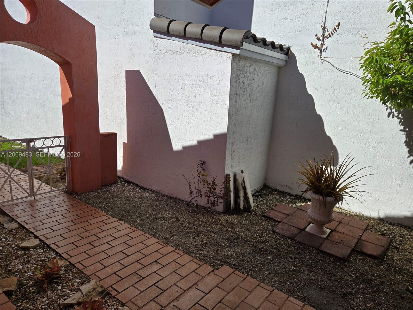 Ver detalles 15416 3 / 2 1392 sq. ft. $ 2026-08-12 0 foto