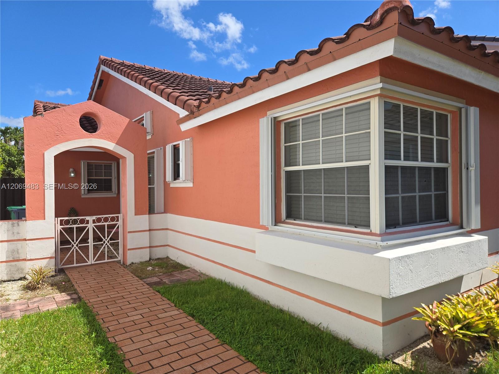 Ver detalles 15416 3 / 2 1392 sq. ft. $ 2026-08-12 0 foto