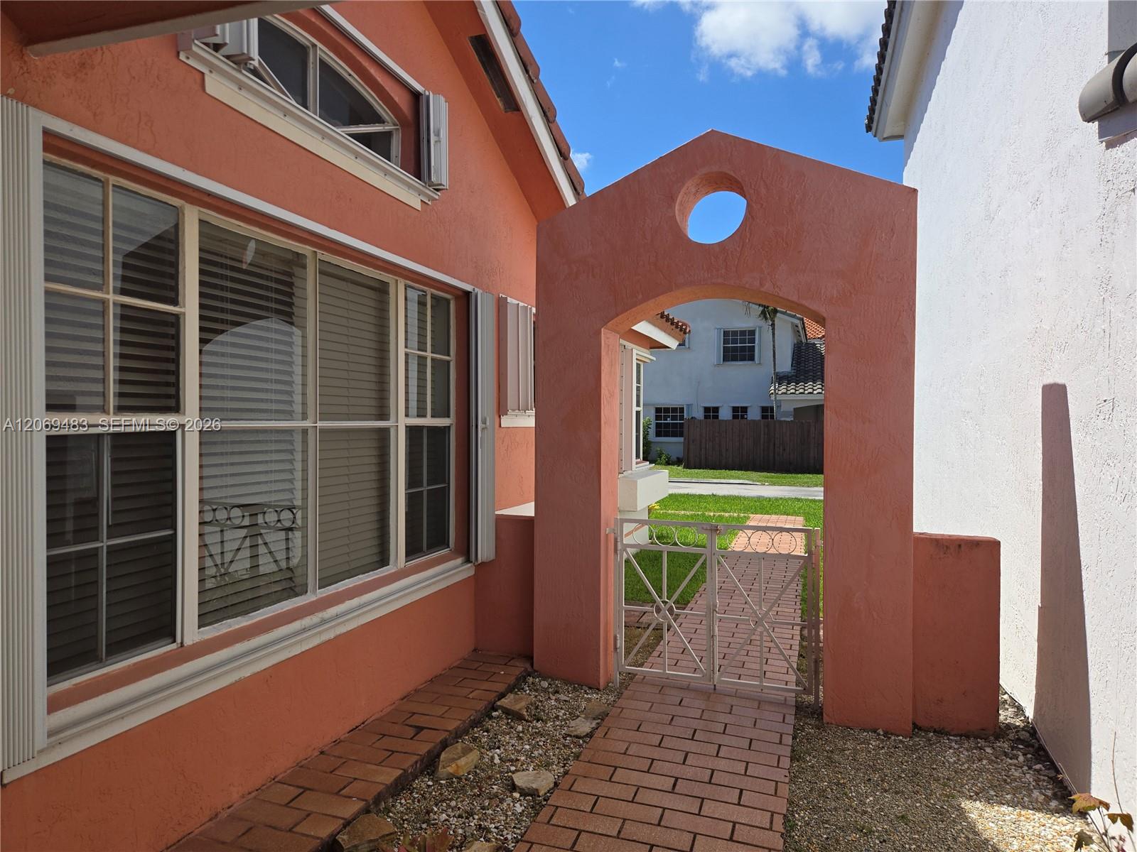 Ver detalles 15416 3 / 2 1392 sq. ft. $ 2026-08-12 0 foto
