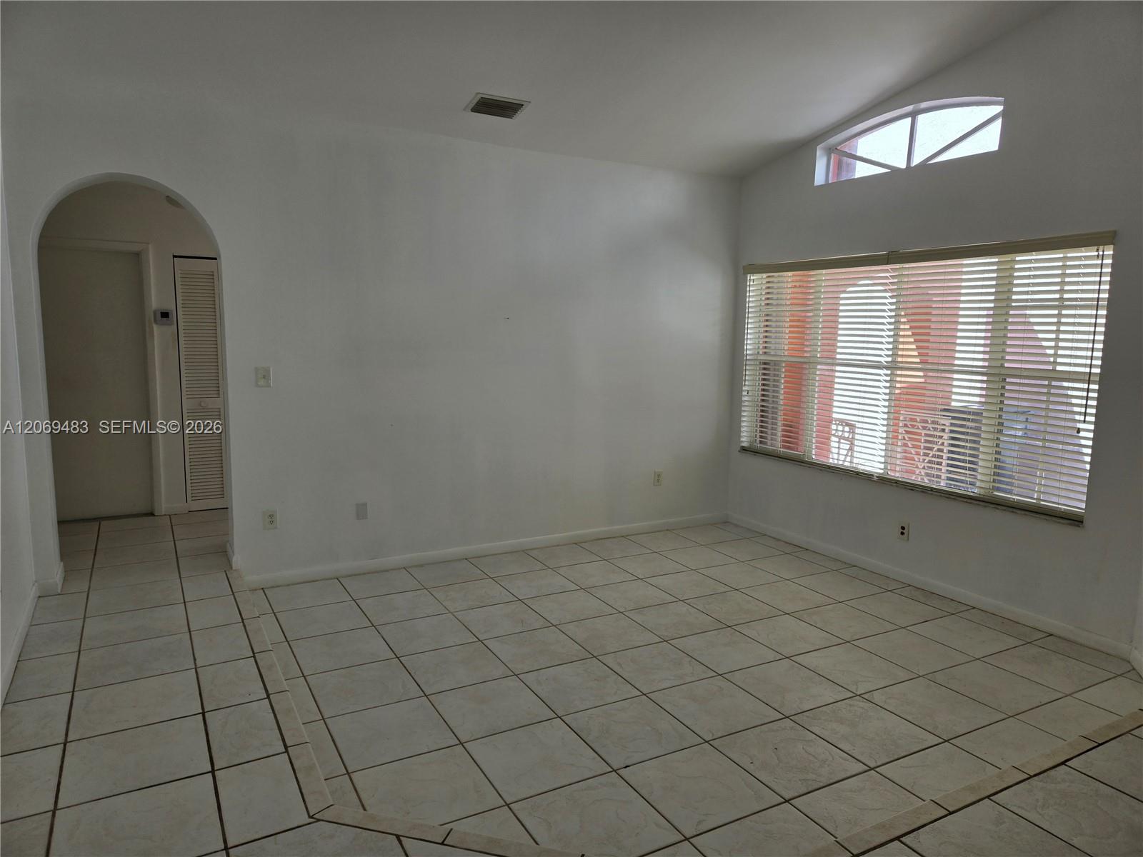 Ver detalles 15416 3 / 2 1392 sq. ft. $ 2026-08-12 0 foto