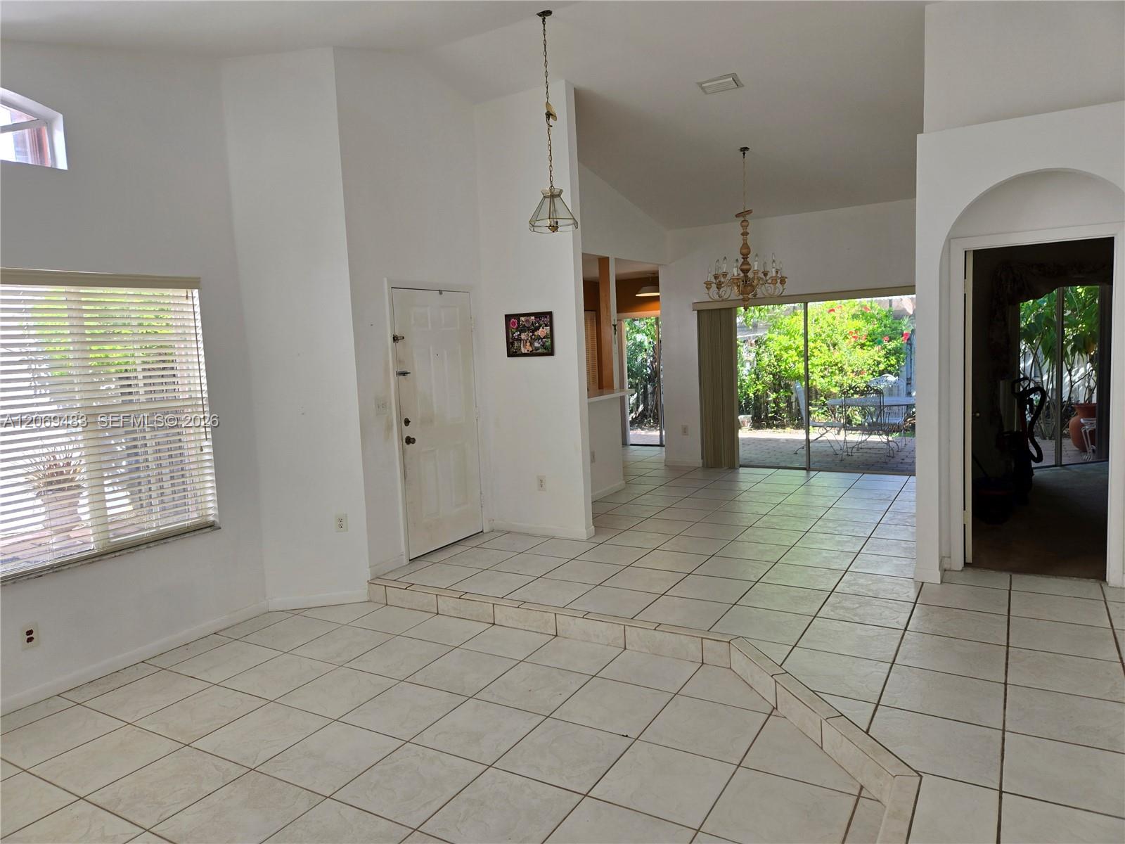 Ver detalles 15416 3 / 2 1392 sq. ft. $ 2026-08-12 0 foto