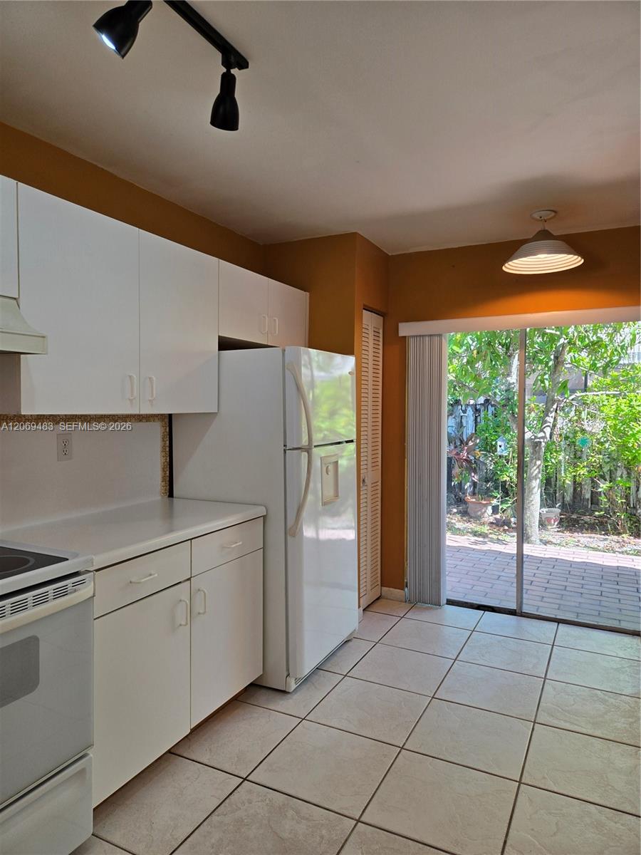 Ver detalles 15416 3 / 2 1392 sq. ft. $ 2026-08-12 0 foto