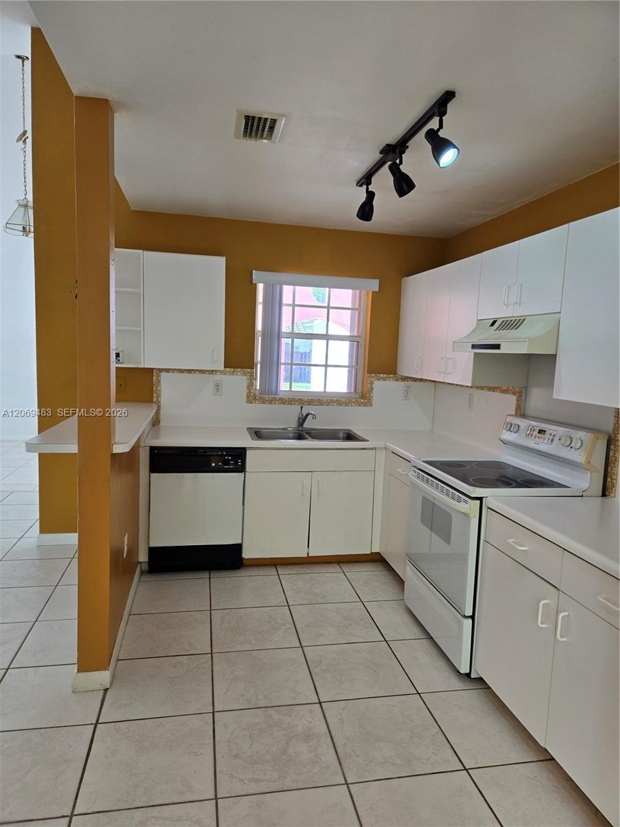 Ver detalles 15416 3 / 2 1392 sq. ft. $ 2026-08-12 0 foto