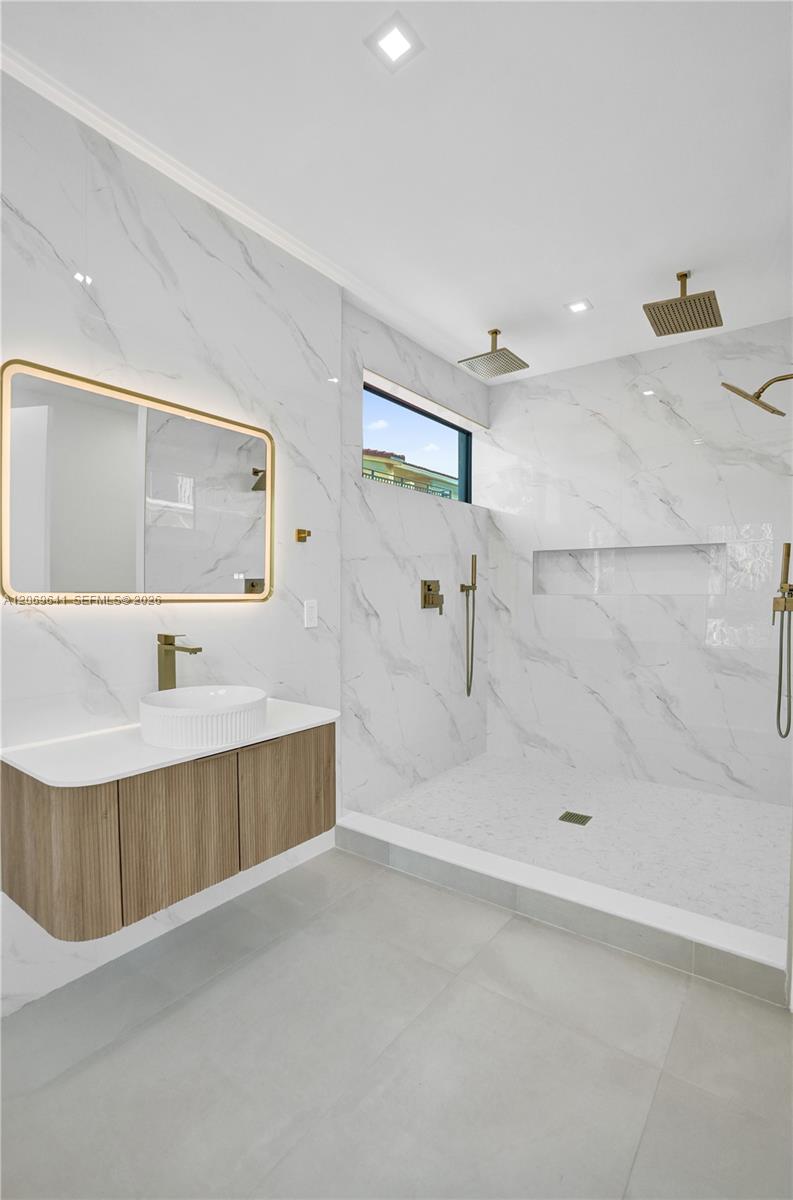 Ver detalles / 11050 sq. ft. $ 2026-08-11 0 foto