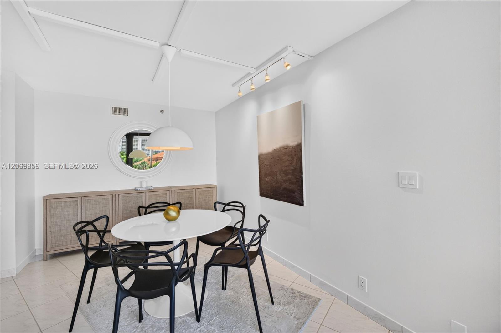 405 2 / 2 1230 sq. ft. $ 2026-08-12 0 foto