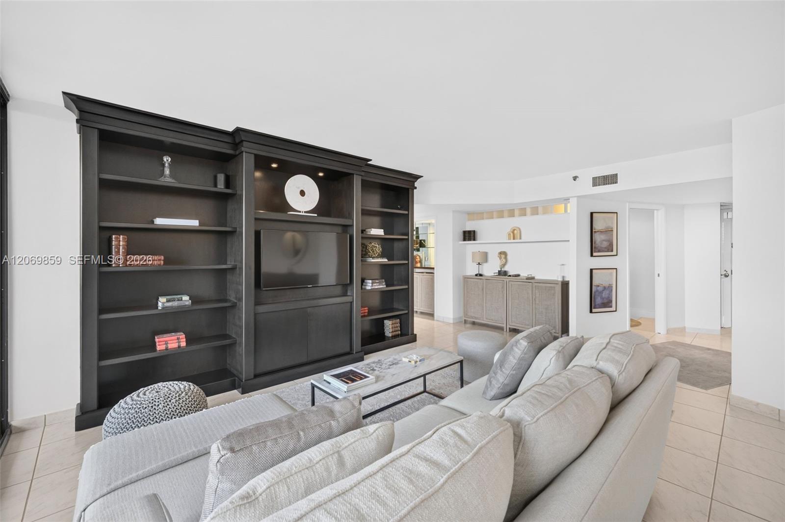 405 2 / 2 1230 sq. ft. $ 2026-08-12 0 foto