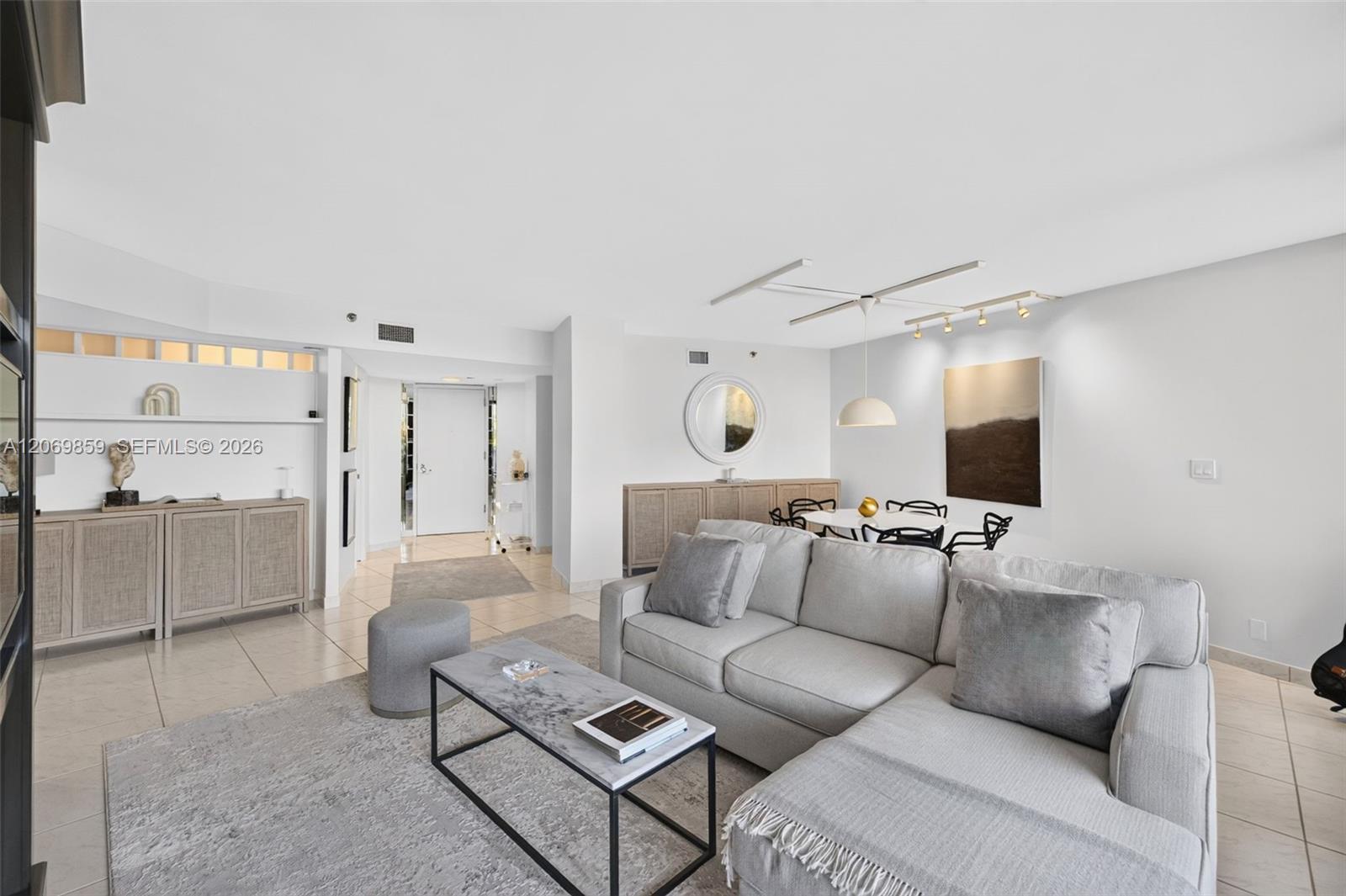 405 2 / 2 1230 sq. ft. $ 2026-08-12 0 foto
