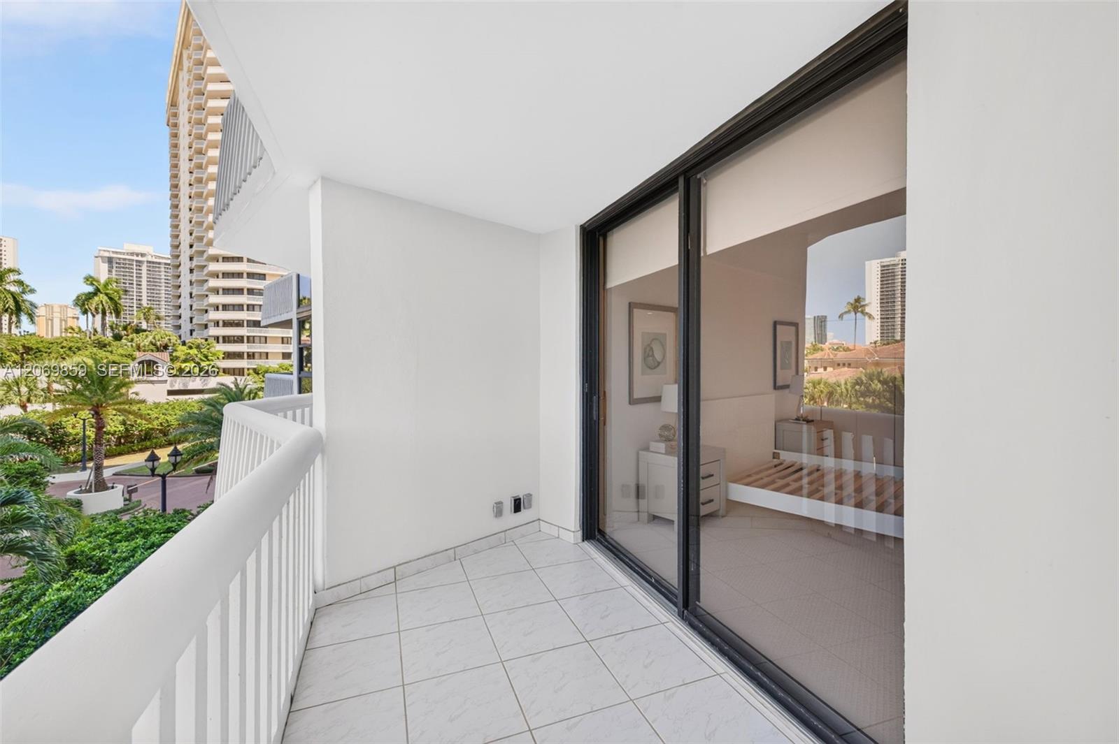 405 2 / 2 1230 sq. ft. $ 2026-08-12 0 foto