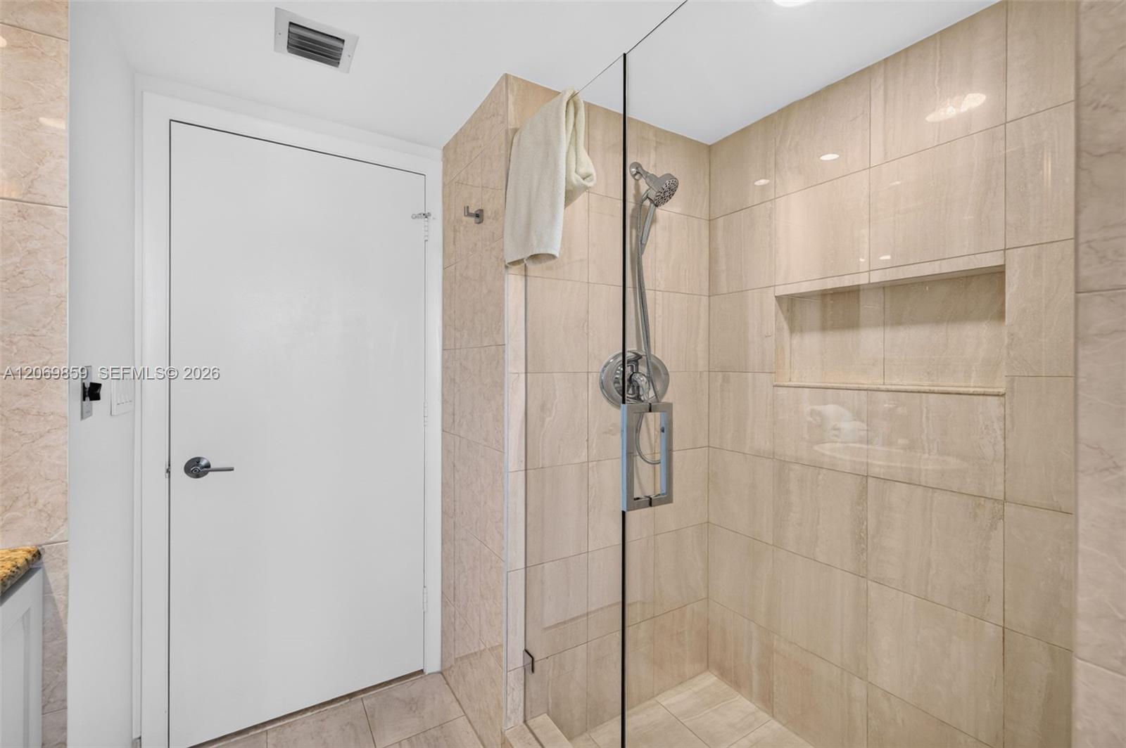 405 2 / 2 1230 sq. ft. $ 2026-08-12 0 foto
