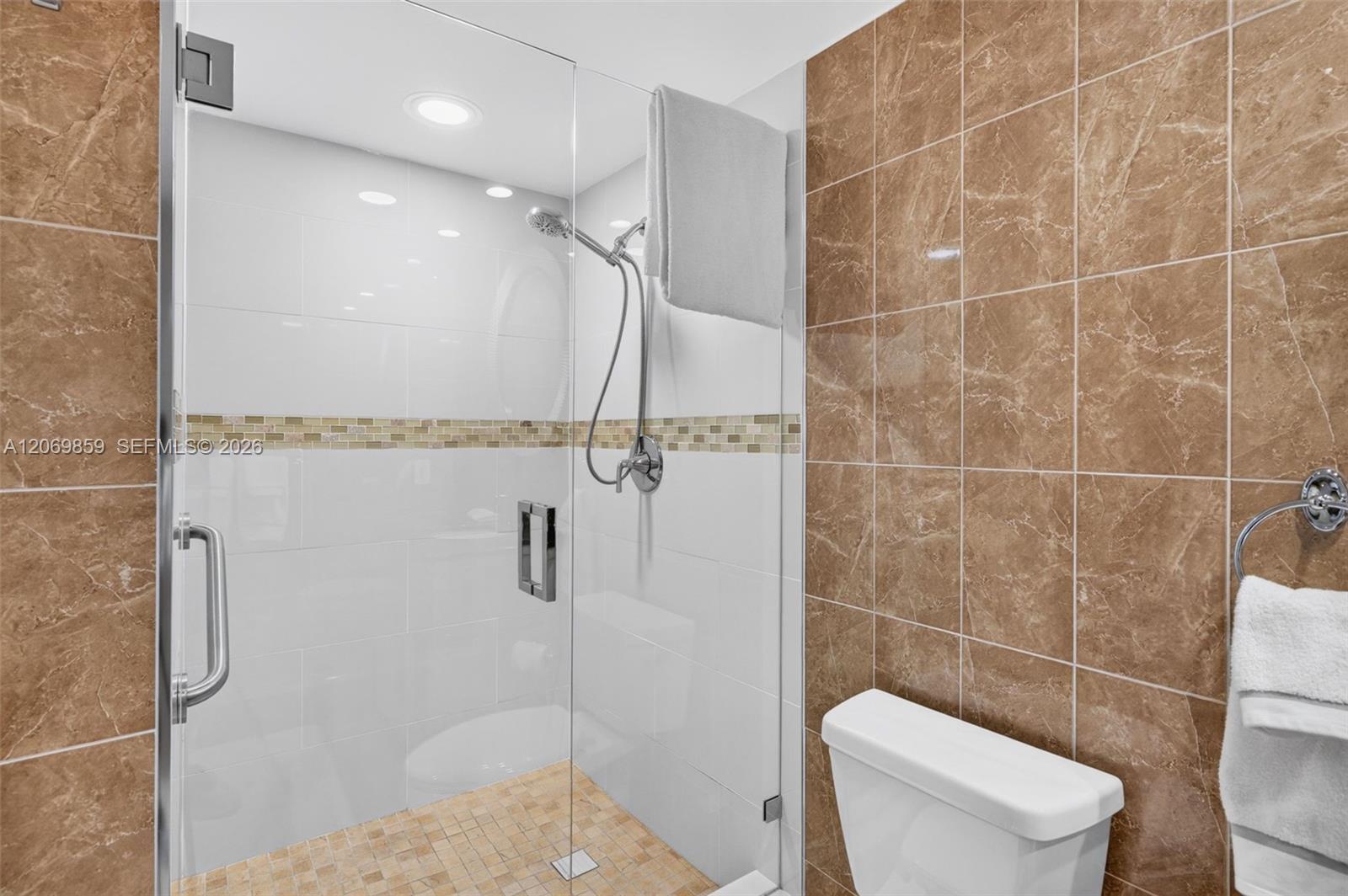 405 2 / 2 1230 sq. ft. $ 2026-08-12 0 foto