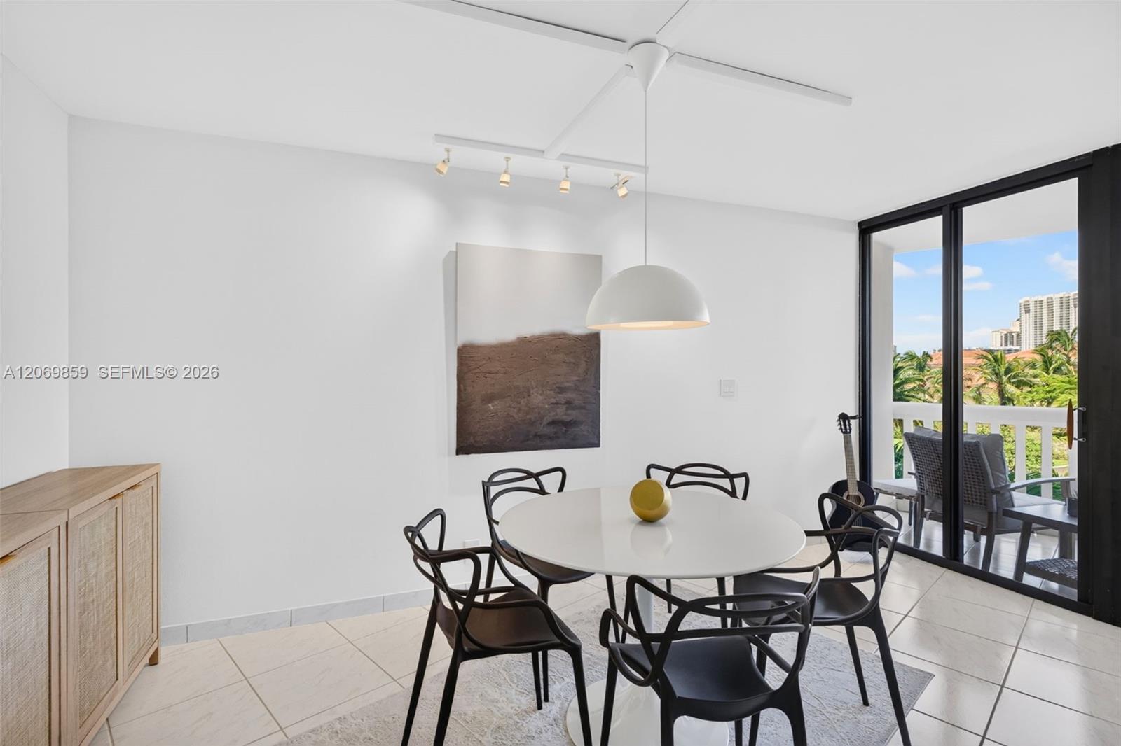 405 2 / 2 1230 sq. ft. $ 2026-08-12 0 foto