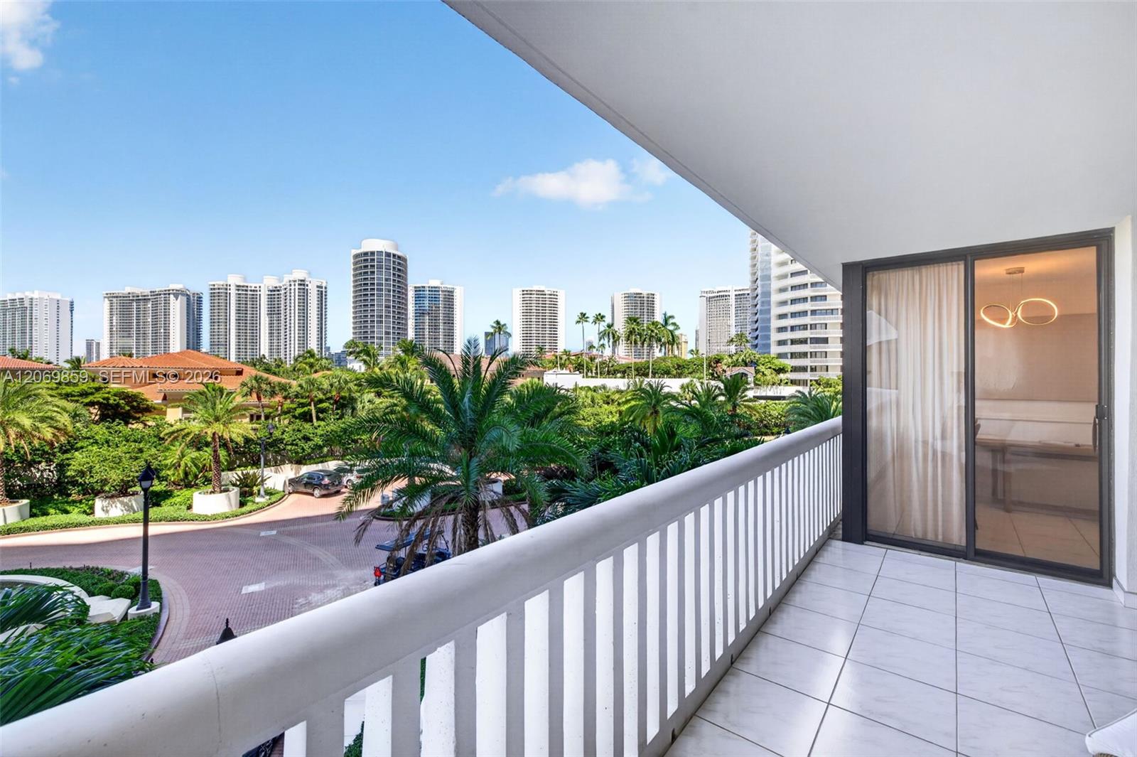 405 2 / 2 1230 sq. ft. $ 2026-08-12 0 foto
