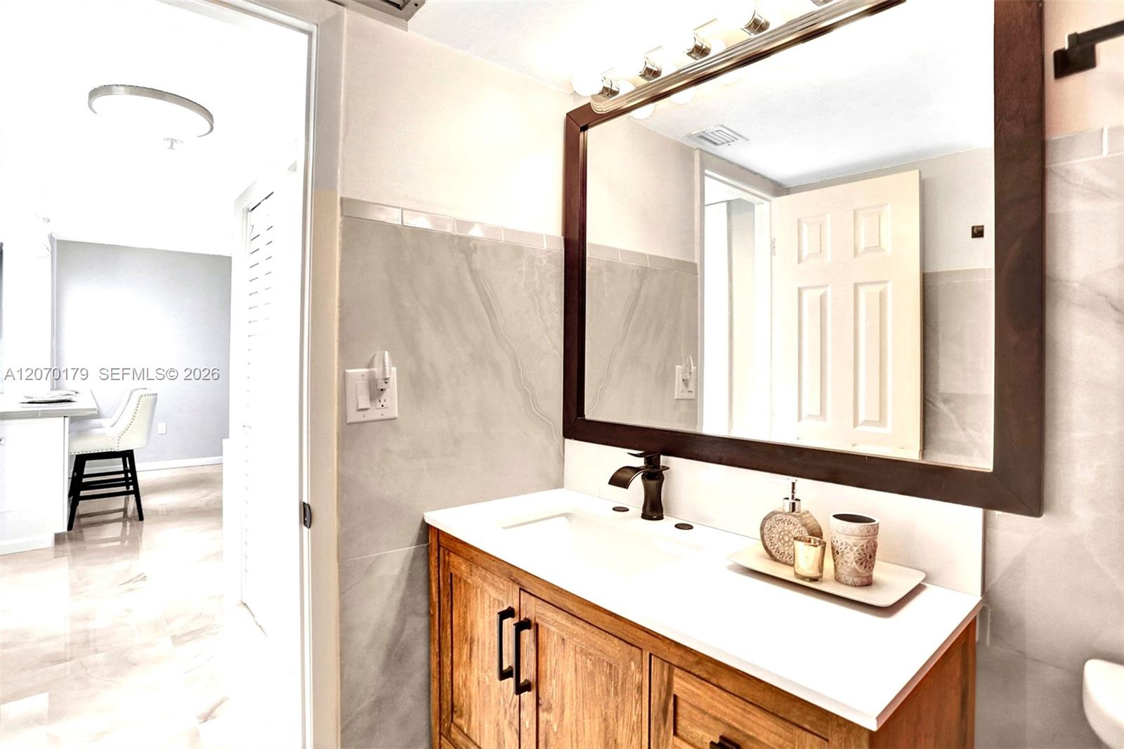 Ver detalles 602B 2 / 2 1132 sq. ft. $ 2026-08-12 0 foto