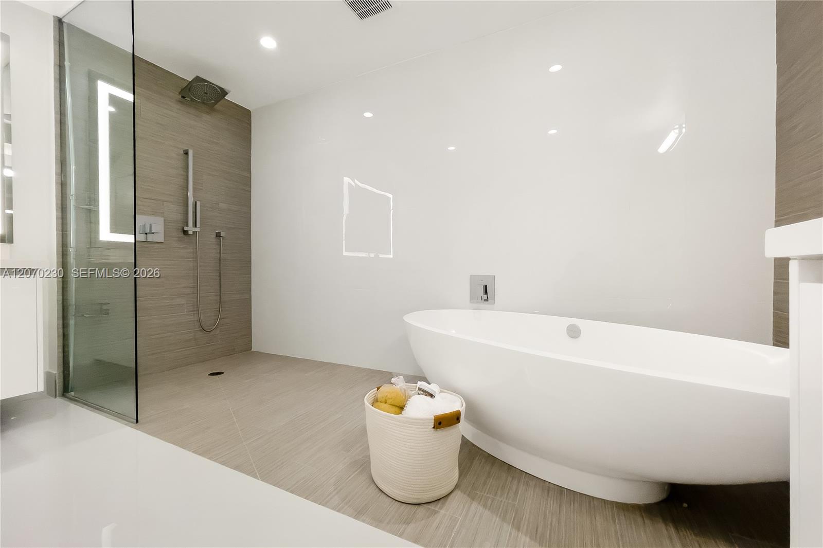 5-1102 3 / 4 1892 sq. ft. $ 2026-08-12 0 foto