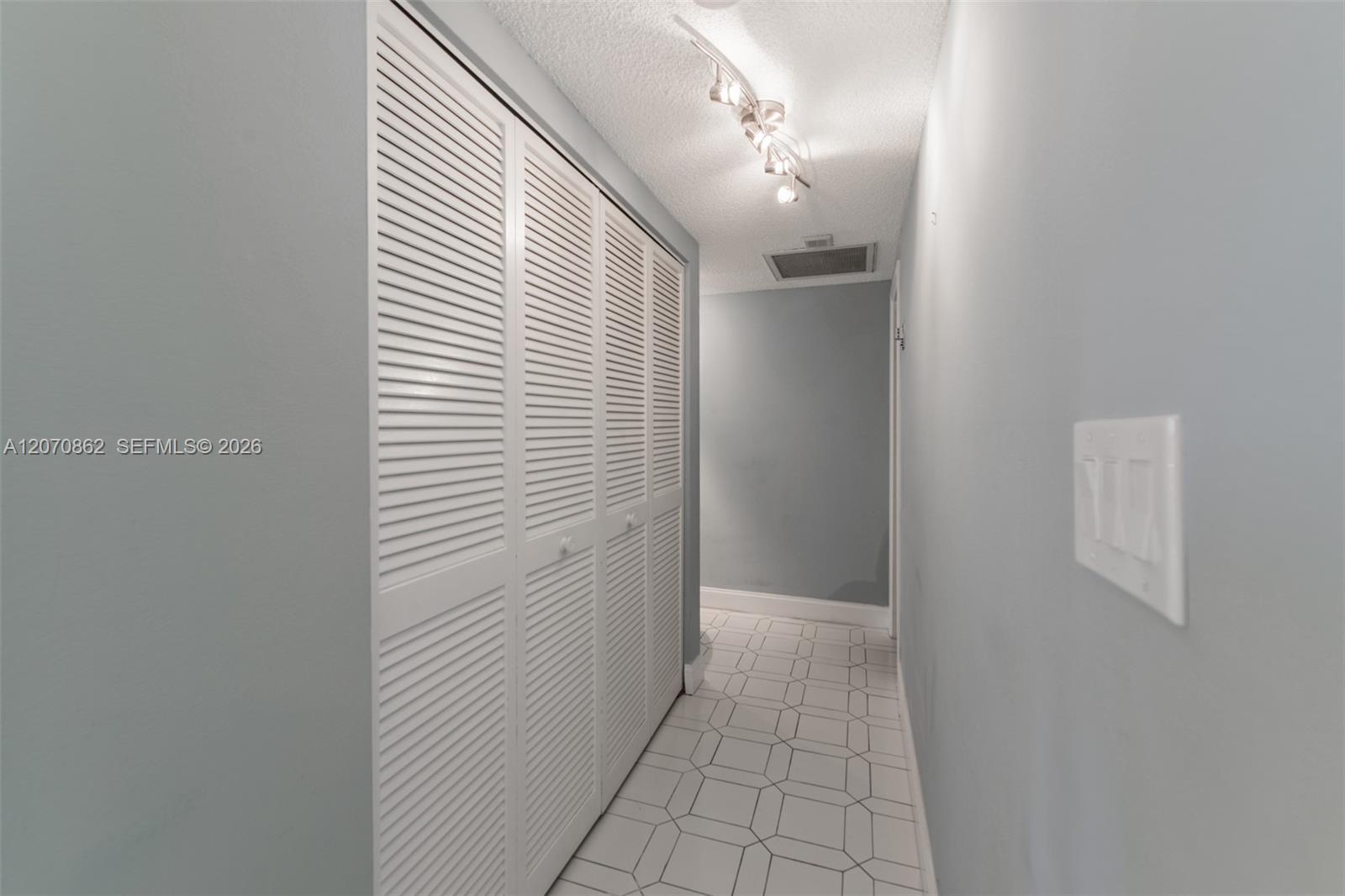 See details 7G 2 / 2 1240 sq. ft. $ 2026-08-13 0 Photo