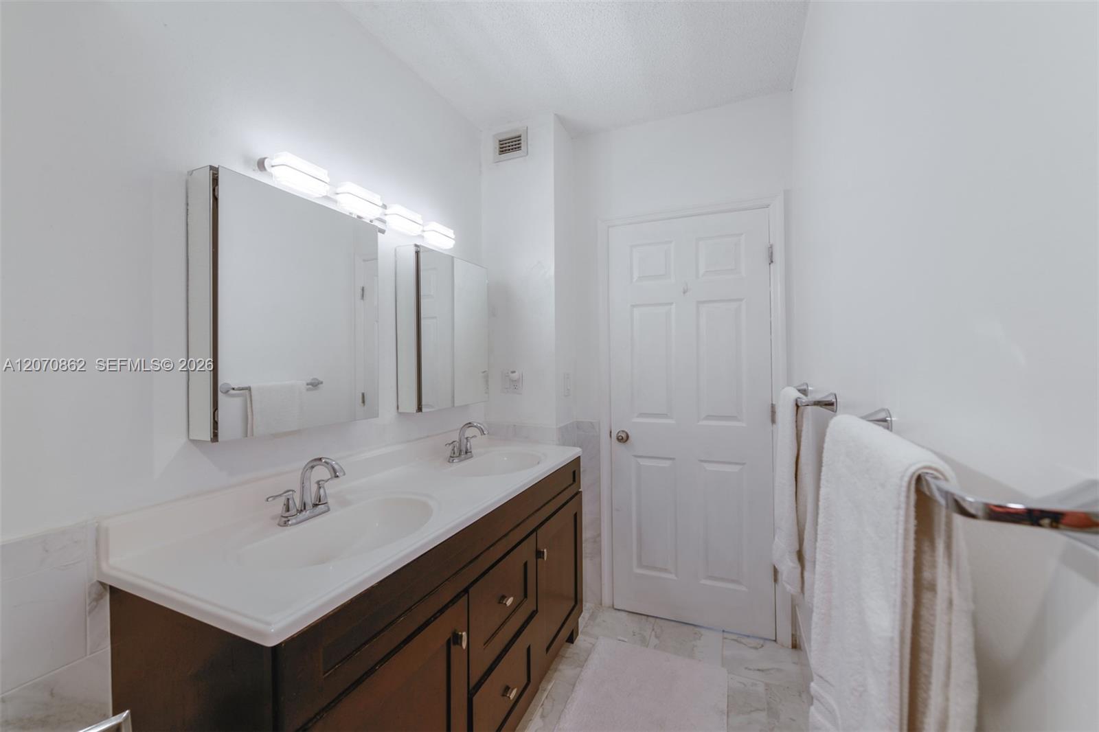 See details 7G 2 / 2 1240 sq. ft. $ 2026-08-13 0 Photo