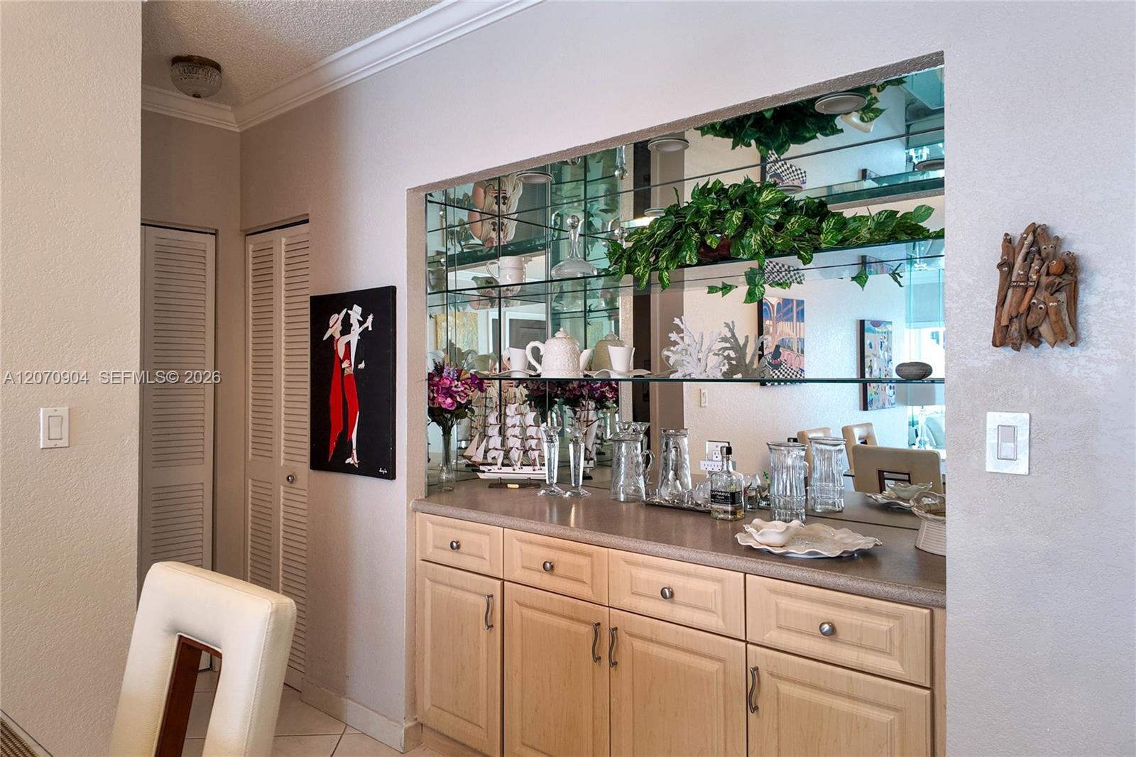 See details 9C 1 / 2 870 sq. ft. $ 2026-08-13 0 Photo