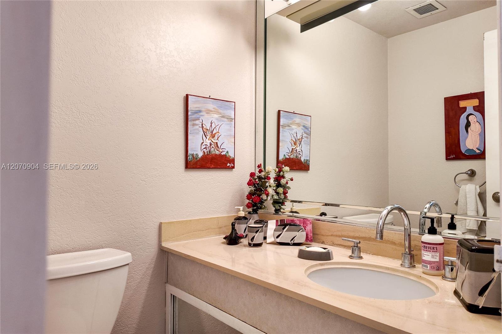 See details 9C 1 / 2 870 sq. ft. $ 2026-08-13 0 Photo