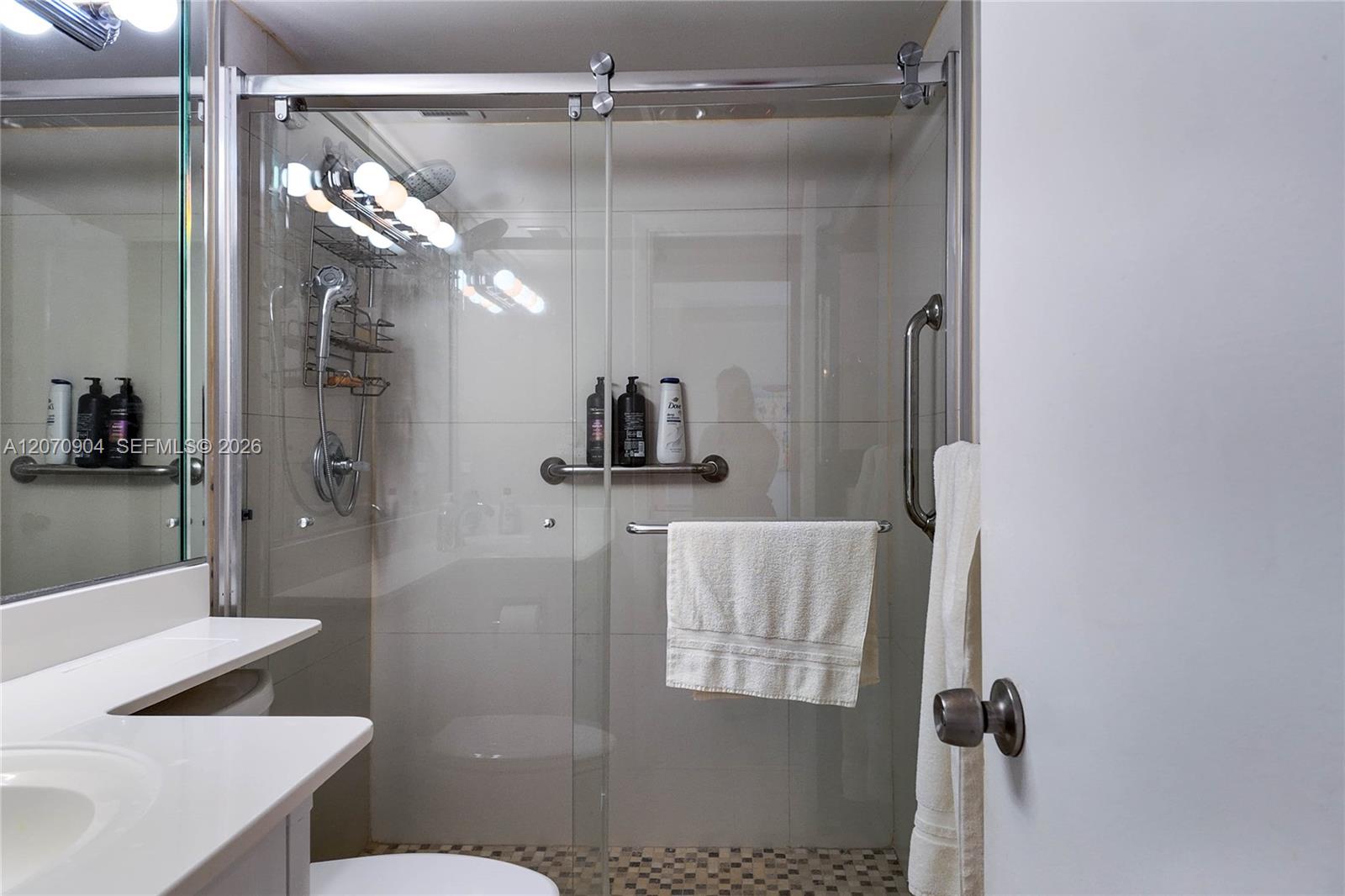 See details 9C 1 / 2 870 sq. ft. $ 2026-08-13 0 Photo