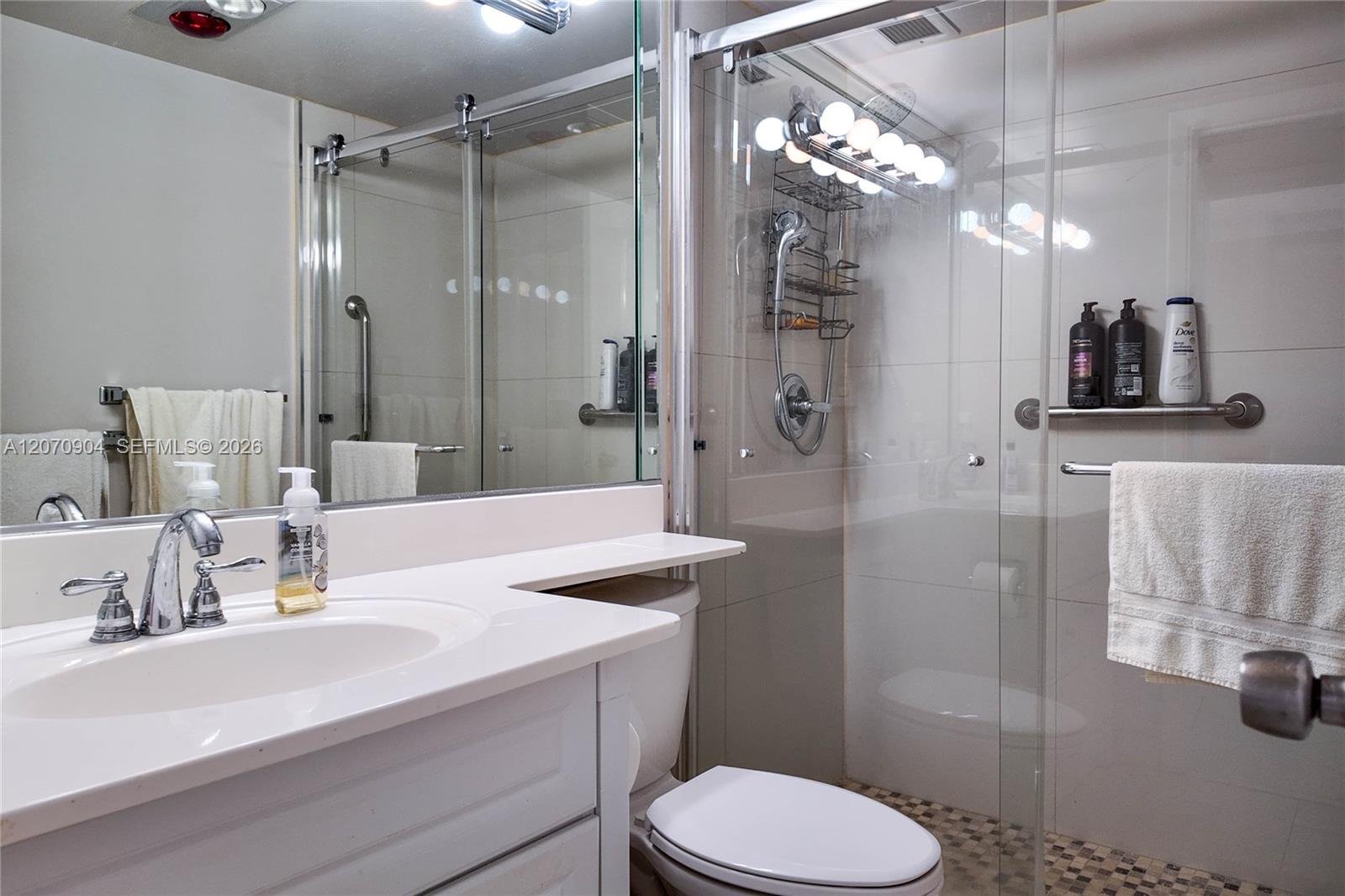 See details 9C 1 / 2 870 sq. ft. $ 2026-08-13 0 Photo