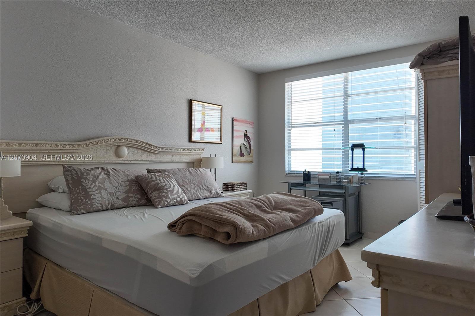 See details 9C 1 / 2 870 sq. ft. $ 2026-08-13 0 Photo