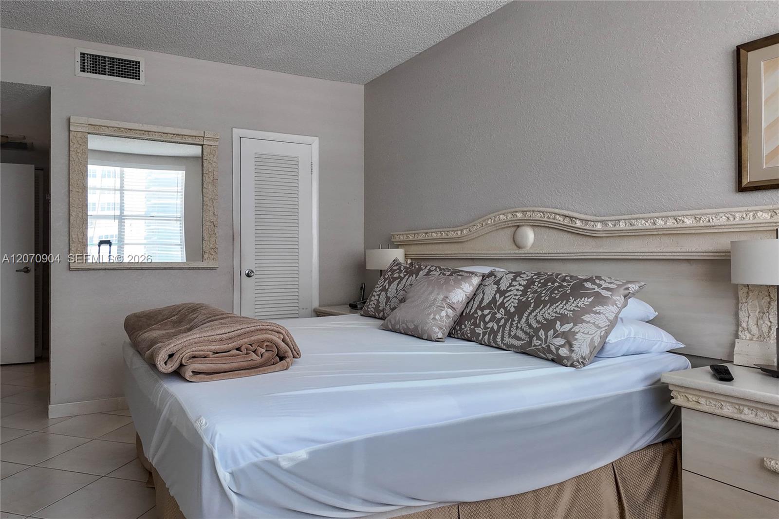 See details 9C 1 / 2 870 sq. ft. $ 2026-08-13 0 Photo